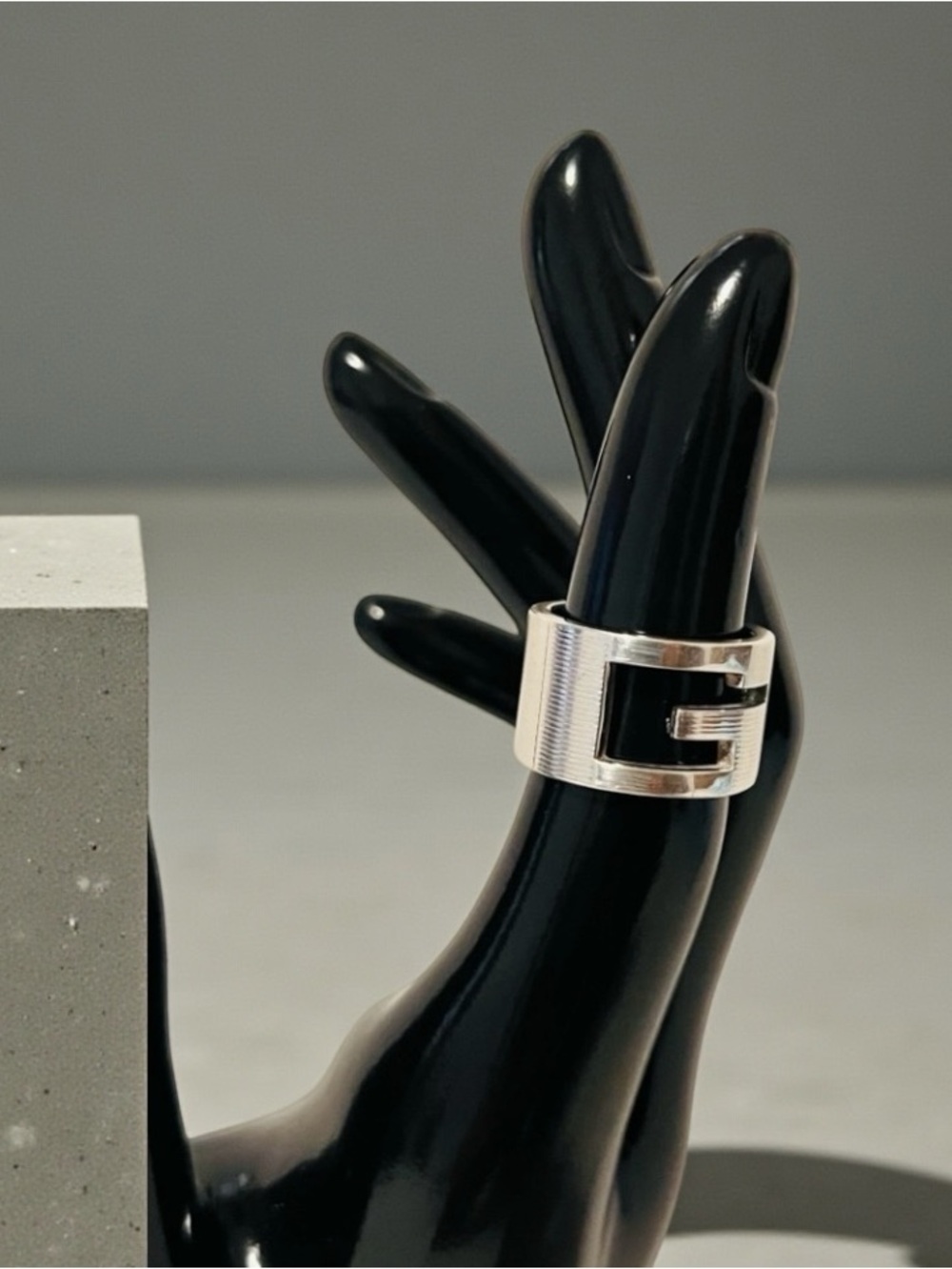 Gucci Cutout G Thick Band Silver Ring - Picture 5 of 12